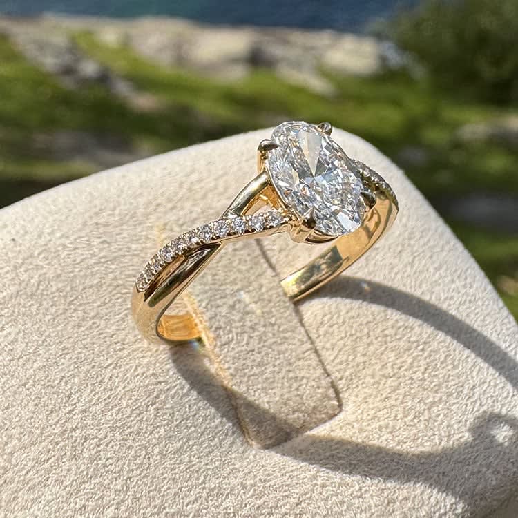 1 carat D VVS1 oval Diamond on a twisted band
