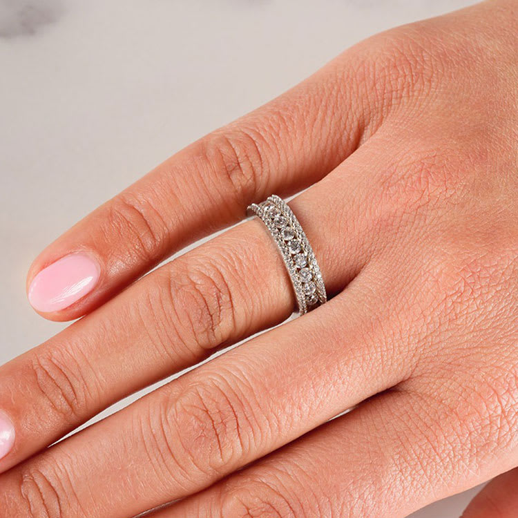 Round Diamond in multi setting band