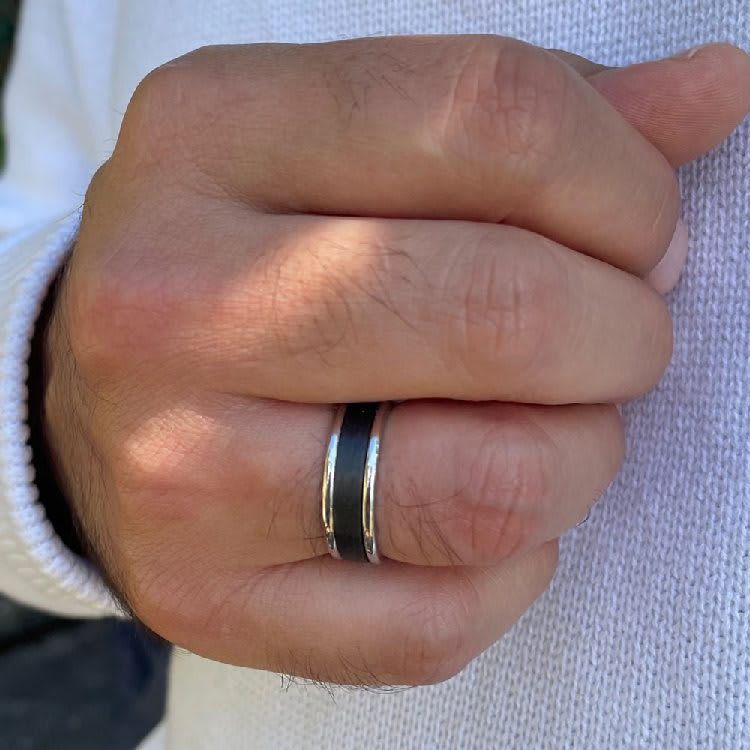 Centre carbon fibre mens ring 589B00