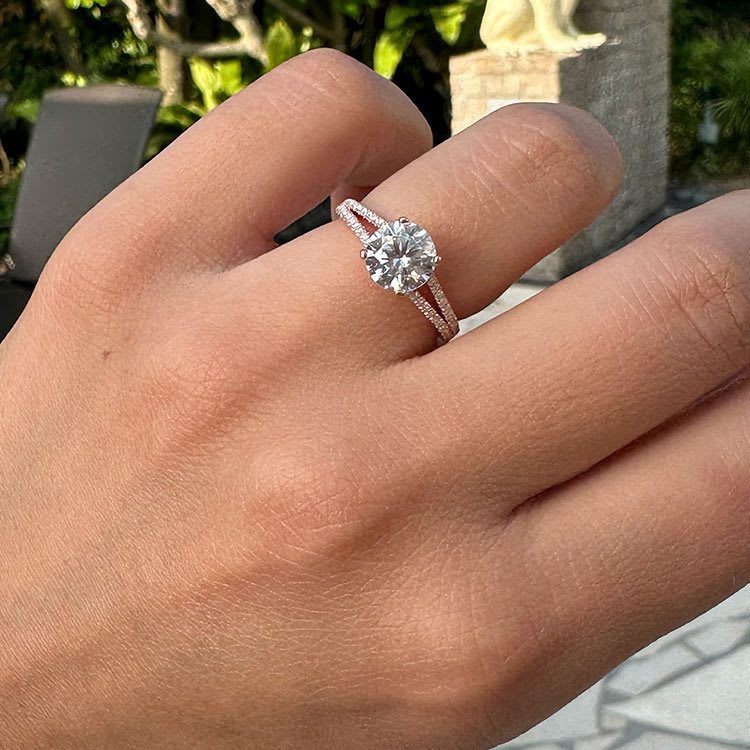 Round brilliant cut diamond on a split shank