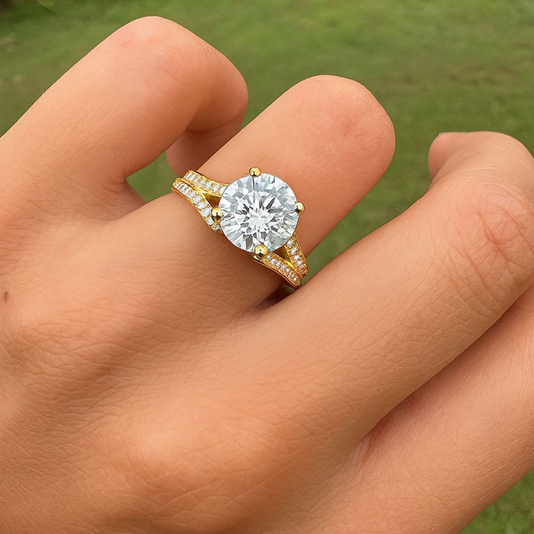 Round brilliant cut diamond on a split shank