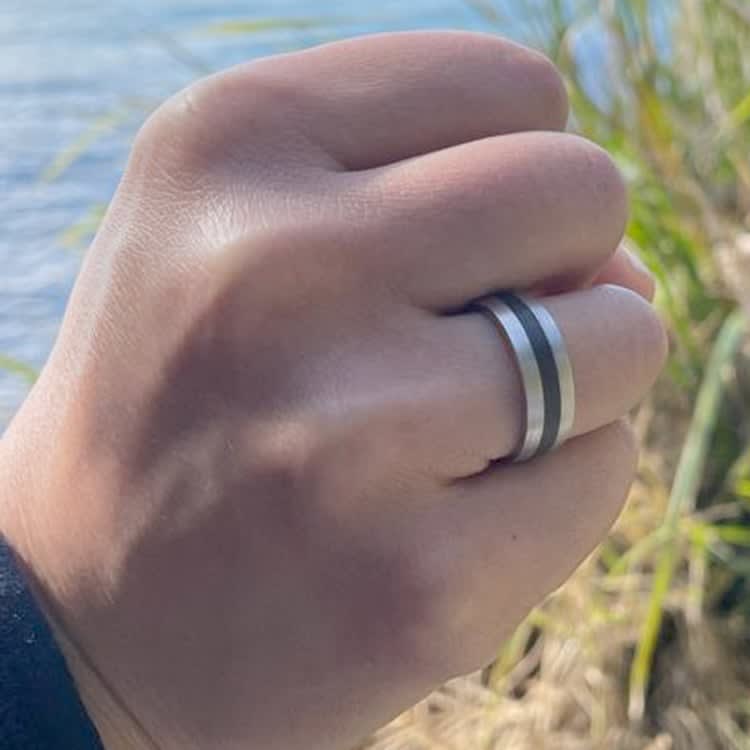 Centre carbon fibre mens ring 816A04